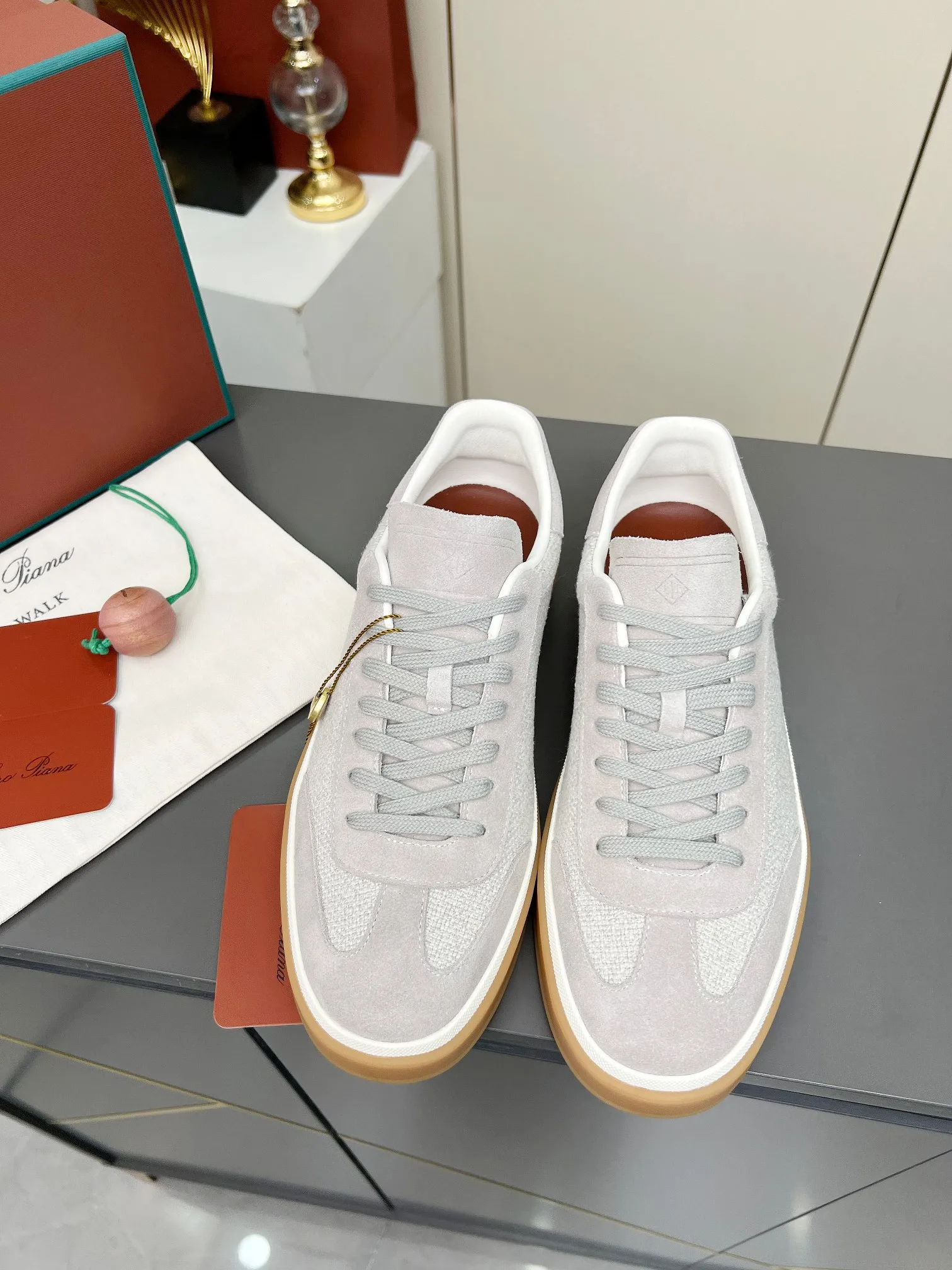 Men's shoes 💰600 purchasing agent, high version 🦅⛳️ Italy [Loro Piana] Tennis walk series LP couple's moral training shoes casual sports shoes sneakers 🎁🎁 Original purchase development and production This new suede tennis shoe adopts an ultra-low design, suitable for wearing all year round 👫👫 The wrapped sole creates an effortlessly attractive color combination that harmoniously blends functionality with understated style, making it the ideal shoe for urban wear. Soft calfskin tongue with Kummel color insert at the heel, cotton lace upper with embossed LP logo, cowhide suede sole, rubber-lined calfskin ✦ Upper: special linen ➕ eco-friendly cowhide ✦ lining: cowhide lining ➕ cowhide insole ✦ sole: original molded TPR ultra-light outsole ✦ packaging: original complete package ✦Female size: 35--40 ✦Male size: 39--45